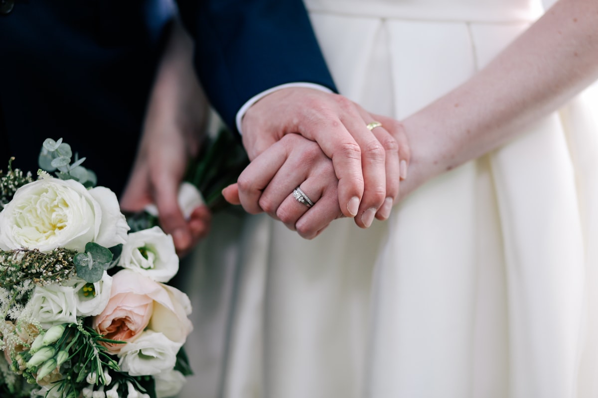 結婚式で手をつなぐ新郎新婦